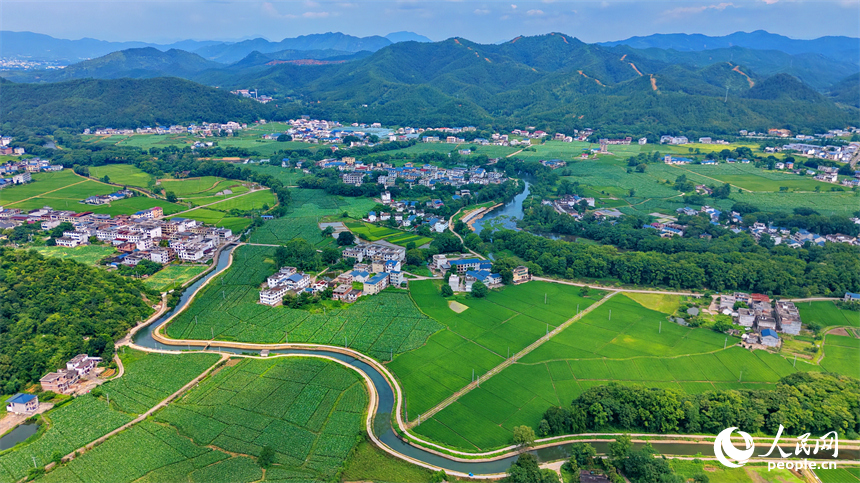 瑞金市云石山乡沿坝村，蜿蜒的灌溉水渠与村庄、河流、农田相互映衬，构成一幅仲夏时节水清岸绿的美丽乡村画卷。人民网记者 朱海鹏摄