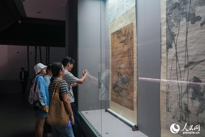 观众正在参观八大山人作品。人民网 涂诗轩摄