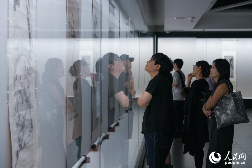 观众正在参观八大山人作品。人民网 涂诗轩摄