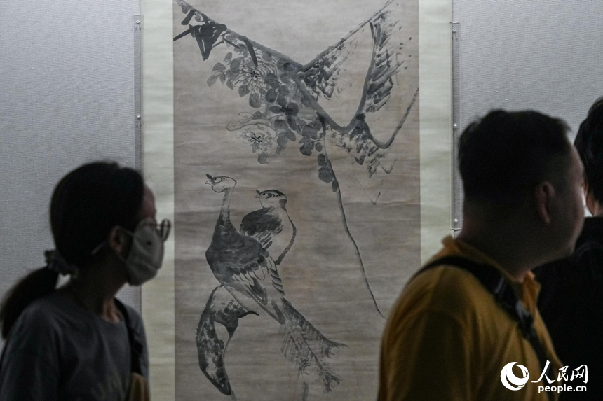 观众正在参观八大山人作品。人民网 涂诗轩摄