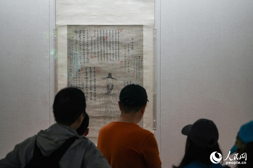 观众正在参观藏品《个山小像》。人民网 涂诗轩摄