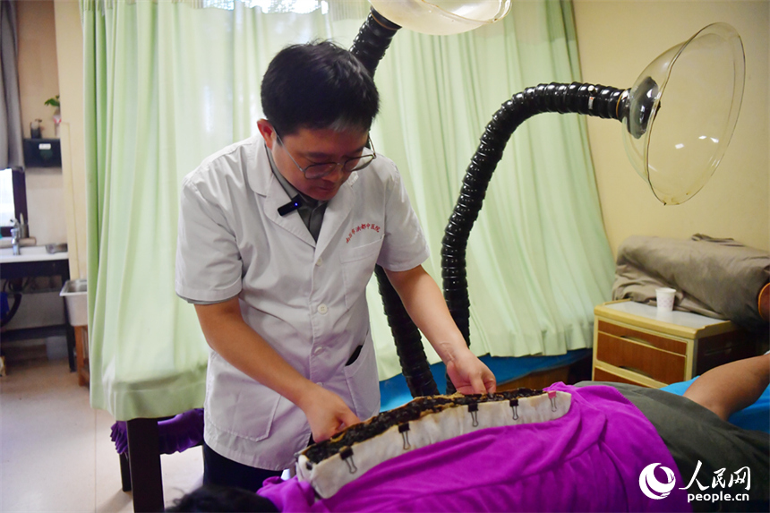 除了三伏贴，不少市民选择三伏灸进行“冬病夏治”。人民网记者 时雨摄