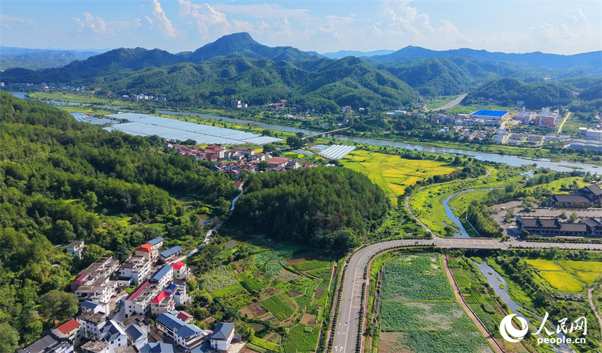 赣州市石城县琴江镇江背村，丰收时节的乡村美景怡人。人民网记者 朱海鹏摄