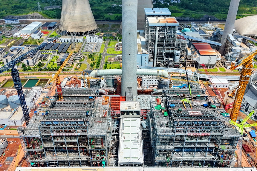 信豐電廠二期項目建設現場塔吊林立、工人作業繁忙，發電設備安裝和冷卻塔澆筑等工序穩步推進。人民網記者 朱海鵬攝