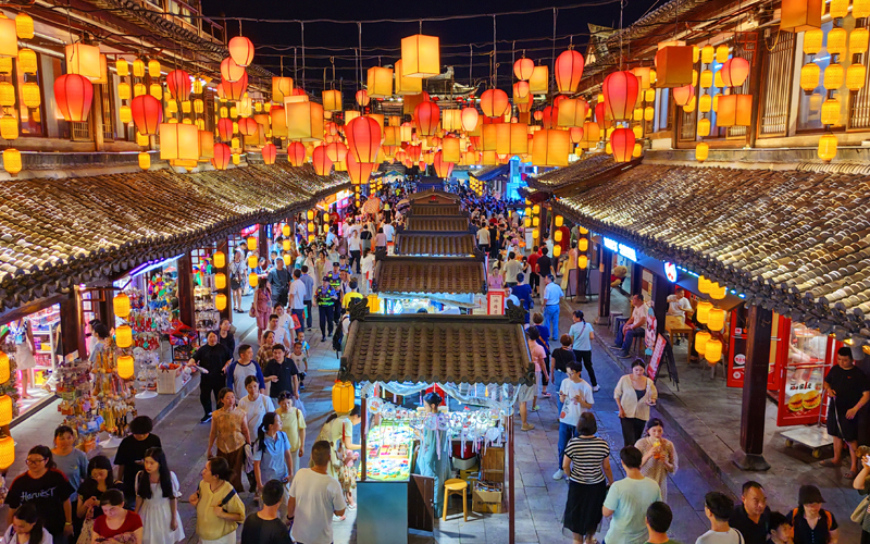 江西赣州：夜游历史文化街区 激发夜经济活力
