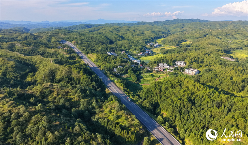 石城县龙岗乡旺龙湖，群山叠翠、碧水蜿蜒，连片的山林与农房、道路相互映衬，构成一幅夏日山水乡村生态画卷。人民网记者 朱海鹏摄