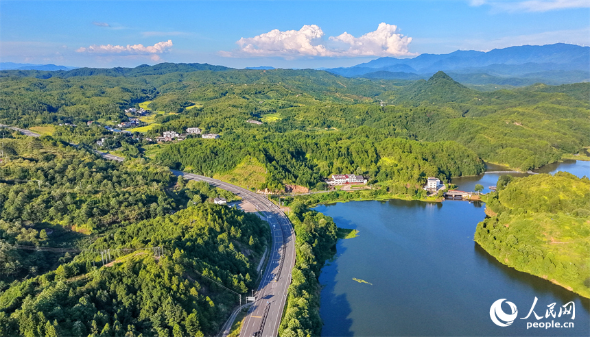 江西石城：山清水秀公路畅