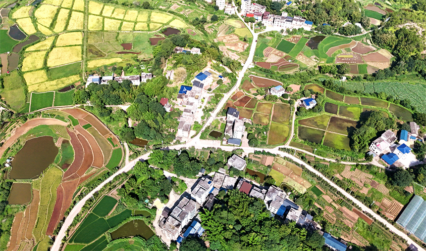 江西省赣州市会昌县文武坝镇联丰村，通村道路与村庄、农田、山峦、民居相映成趣。