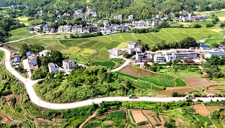 江西省赣州市会昌县文武坝镇联丰村，通村道路与村庄、农田、山峦、民居相映成趣。