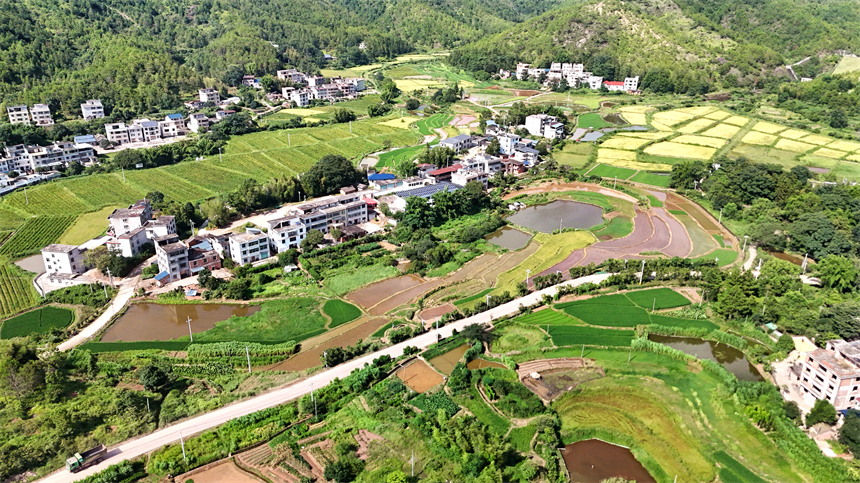 江西省赣州市会昌县文武坝镇联丰村，通村道路与村庄、农田、山峦、民居相映成趣。
