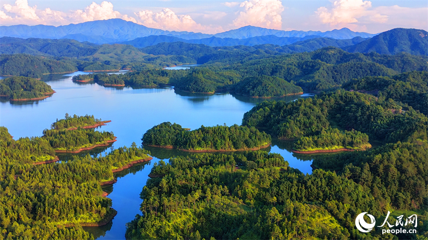瑞金市日東鄉湖陂村，水庫波光粼粼，藍天、白雲與青山、碧水交相輝映，勾勒出一幅綠色山水生態畫卷。人民網記者 朱海鵬攝