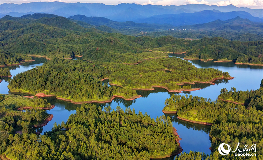 瑞金市日东乡湖陂村，水库波光粼粼，蓝天、白云与青山、碧水交相辉映，勾勒出一幅绿色山水生态画卷。人民网记者 朱海鹏摄