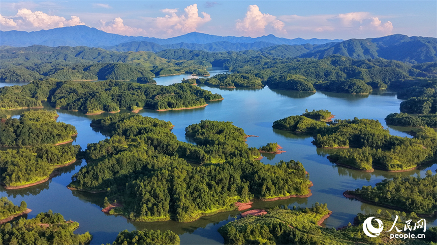瑞金市日东乡湖陂村，水库波光粼粼，蓝天、白云与青山、碧水交相辉映，勾勒出一幅绿色山水生态画卷。人民网记者 朱海鹏摄