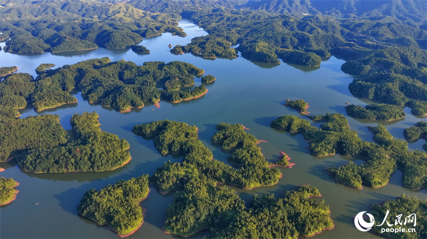 瑞金市日东乡湖陂村，水库波光粼粼，蓝天、白云与青山、碧水交相辉映，勾勒出一幅绿色山水生态画卷。人民网记者 朱海鹏摄