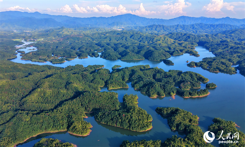 瑞金市日东乡湖陂村，水库波光粼粼，蓝天、白云与青山、碧水交相辉映，勾勒出一幅绿色山水生态画卷。人民网记者 朱海鹏摄