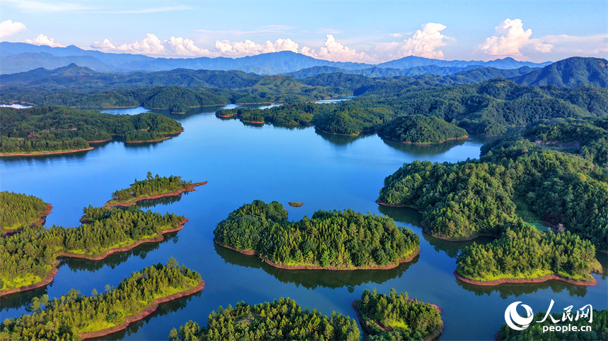 瑞金市日东乡湖陂村，水库波光粼粼，蓝天、白云与青山、碧水交相辉映，勾勒出一幅绿色山水生态画卷。人民网记者 朱海鹏摄
