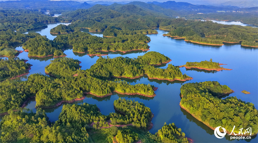 瑞金市日东乡湖陂村，水库波光粼粼，蓝天、白云与青山、碧水交相辉映，勾勒出一幅绿色山水生态画卷。人民网记者 朱海鹏摄