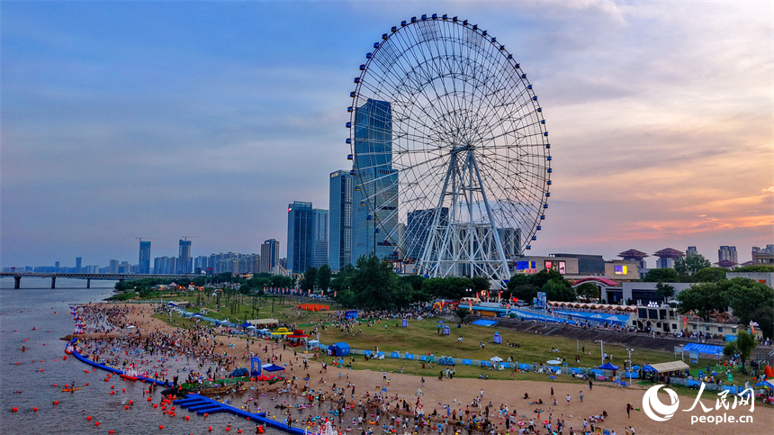 南昌市红谷滩区摩天湾露天泳场，众多的市民和游客前去戏水消暑，乐享夏日清凉。人民网记者 朱海鹏摄