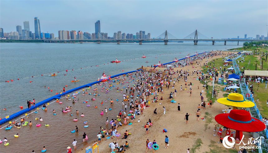 南昌市红谷滩区摩天湾露天泳场，众多的市民和游客前去戏水消暑，乐享夏日清凉。人民网记者 朱海鹏摄