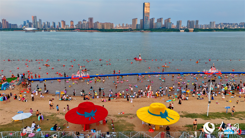 南昌市红谷滩区摩天湾露天泳场，众多的市民和游客前去戏水消暑，乐享夏日清凉。人民网记者 朱海鹏摄