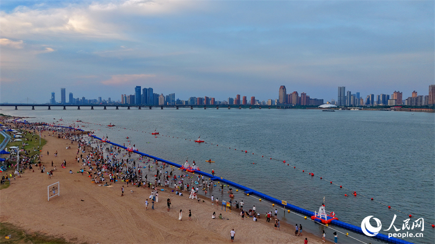 南昌市红谷滩区摩天湾露天泳场，众多的市民和游客前去戏水消暑，乐享夏日清凉。人民网记者 朱海鹏摄