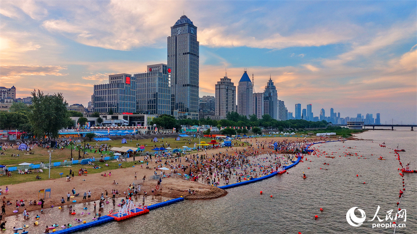南昌市红谷滩区摩天湾露天泳场，众多的市民和游客前去戏水消暑，乐享夏日清凉。人民网记者 朱海鹏摄