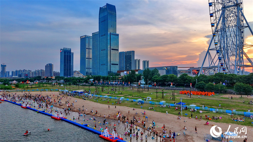 南昌市红谷滩区摩天湾露天泳场，众多的市民和游客前去戏水消暑，乐享夏日清凉。人民网记者 朱海鹏摄