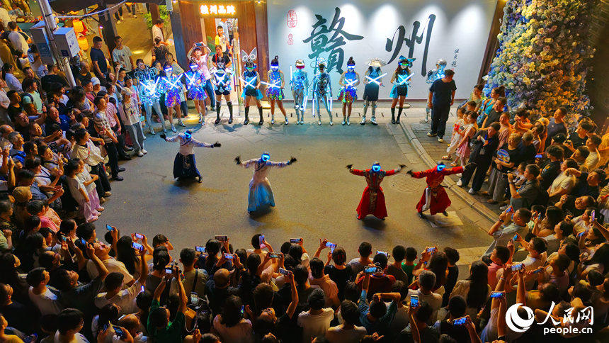 江南宋城歷史文化街區，精彩的情景演繹節目吸引眾多游客駐足觀看。人民網記者 朱海鵬攝