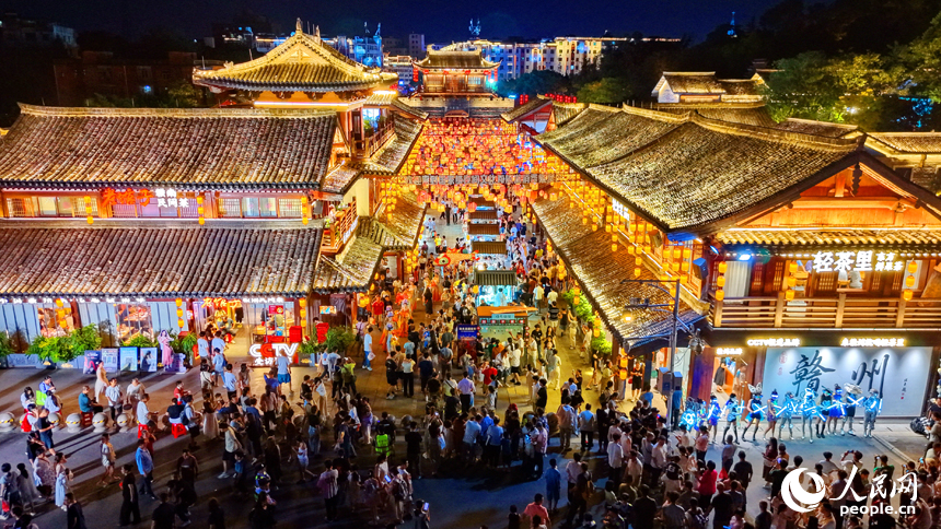 夜间前来江南宋城历史文化街区游玩的市民、游客络绎不绝。人民网记者 朱海鹏摄