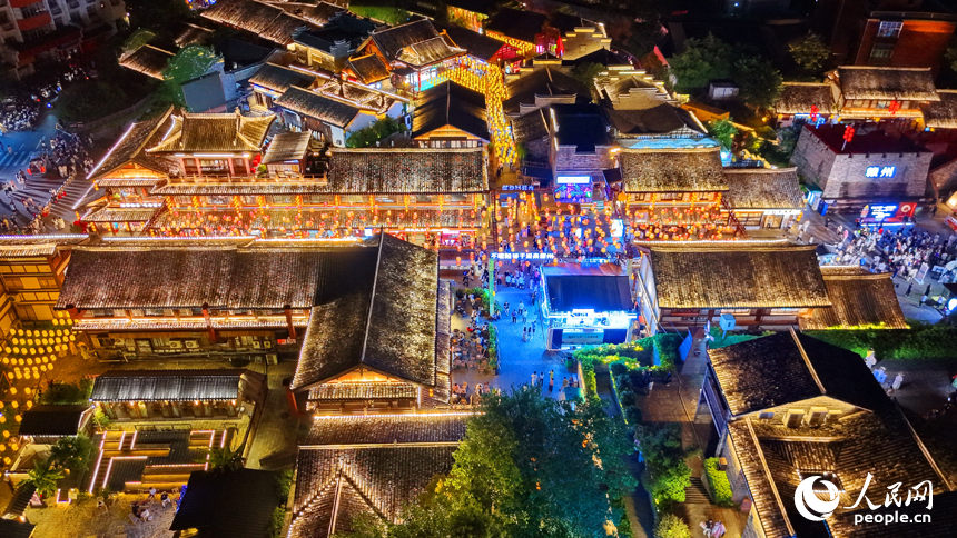 夜间前来江南宋城历史文化街区游玩的市民、游客络绎不绝。人民网记者 朱海鹏摄
