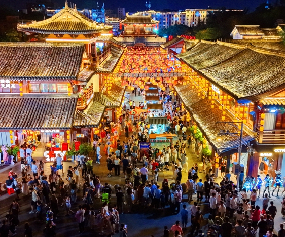 情景演繹“點亮”街區夜游