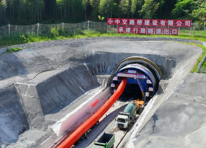長贛高鐵千坊隧道、行路隧道首板二襯混凝土順利澆筑。段黎亮攝