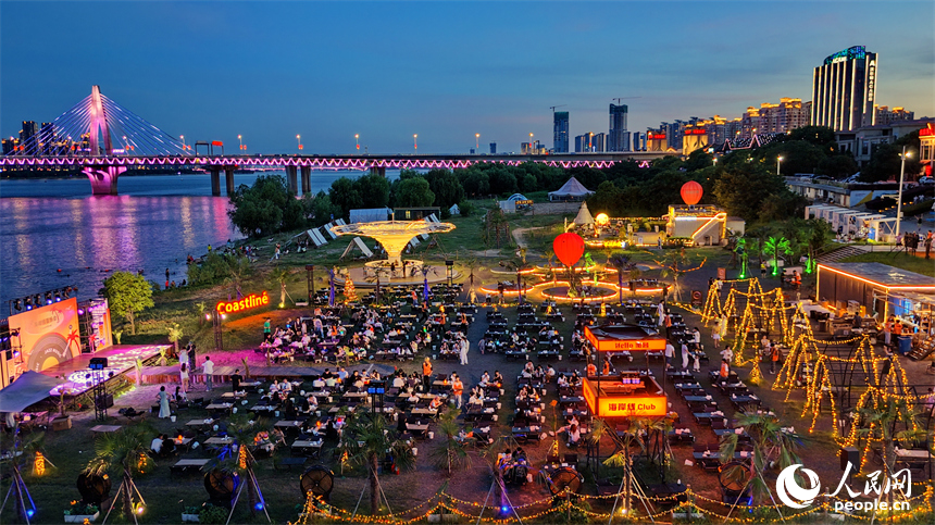 南昌市红谷滩区摩天湾营地，江边音乐吧、咖啡馆、美食市集流光溢彩，吸引众多市民和游客前来体验游玩。人民网记者 朱海鹏摄
