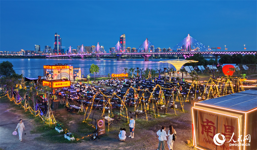 南昌市红谷滩区摩天湾营地，江边音乐吧、咖啡馆、美食市集流光溢彩，吸引众多市民和游客前来体验游玩。人民网记者 朱海鹏摄