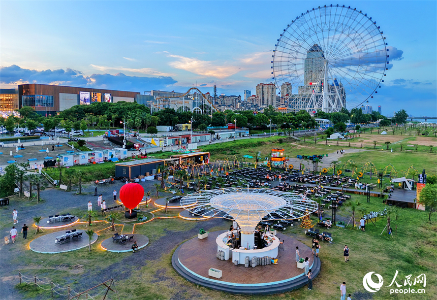 南昌市红谷滩区摩天湾营地，江边音乐吧、咖啡馆、美食市集流光溢彩，吸引众多市民和游客前来体验游玩。人民网记者 朱海鹏摄