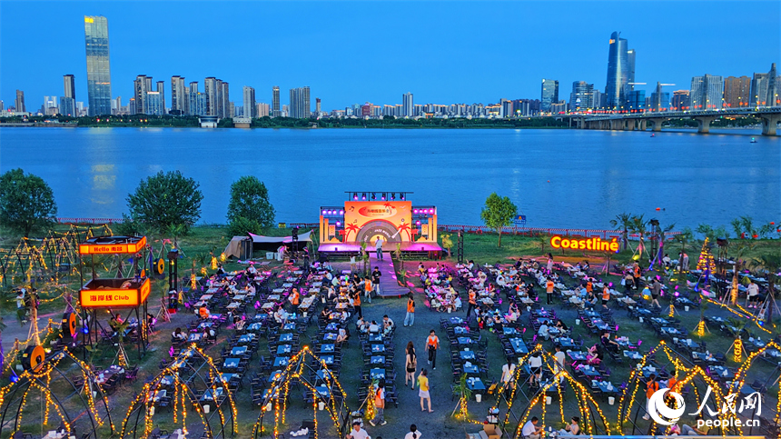 南昌市红谷滩区摩天湾营地，江边音乐吧、咖啡馆、美食市集流光溢彩，吸引众多市民和游客前来体验游玩。人民网记者 朱海鹏摄