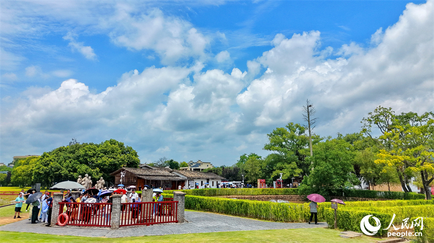 瑞金市红井景区，许多游客前来参观游览。人民网记者 朱海鹏摄