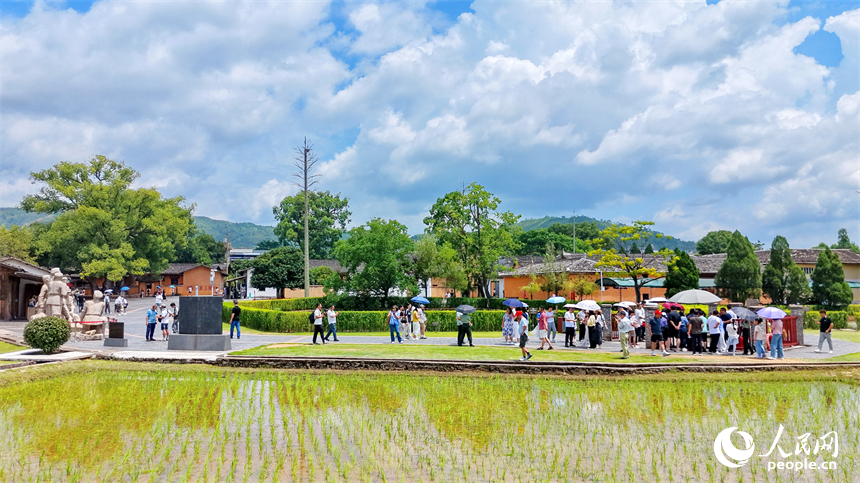 瑞金市红井景区，许多游客前来参观游览。人民网记者 朱海鹏摄