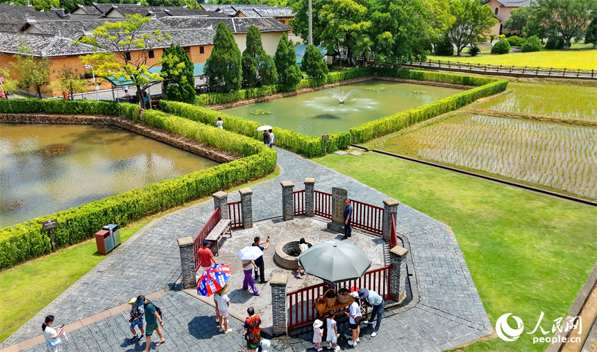 瑞金市红井景区，许多游客前来参观游览。人民网记者 朱海鹏摄