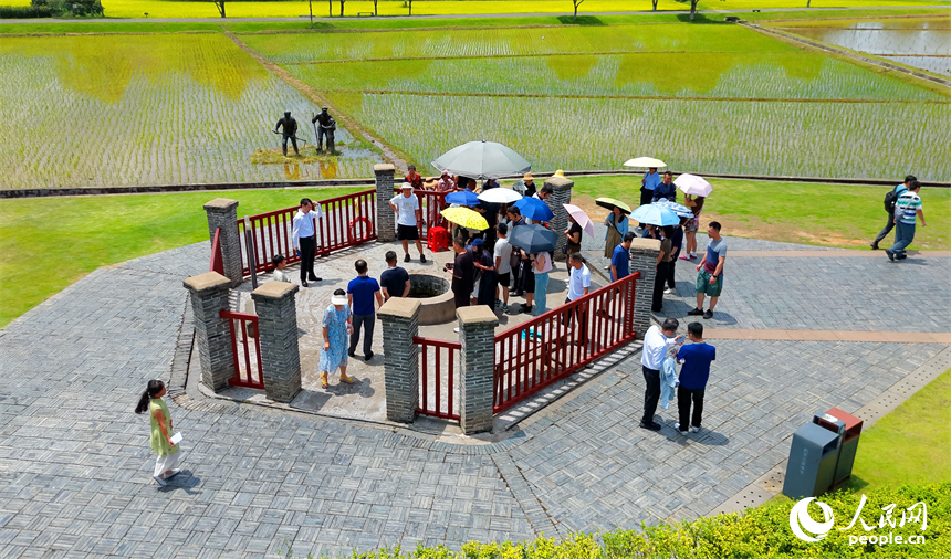 瑞金市红井景区，许多游客前来参观游览。人民网记者 朱海鹏摄
