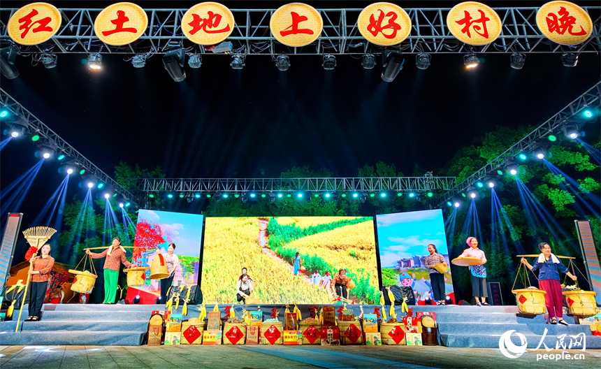 “村T”精彩上演，吸引眾多線上線下的觀眾觀看點贊。人民網記者 朱海鵬攝