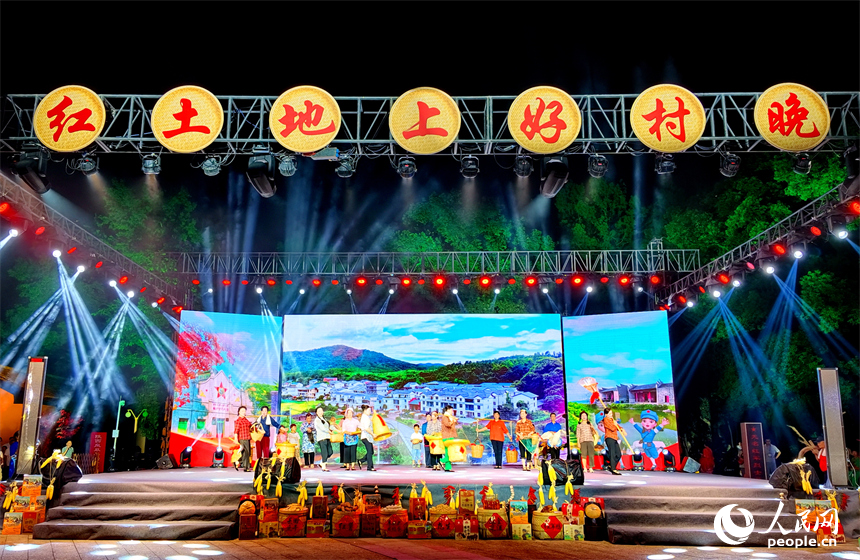 “村T”精彩上演，吸引众多线上线下的观众观看点赞。人民网记者 朱海鹏摄