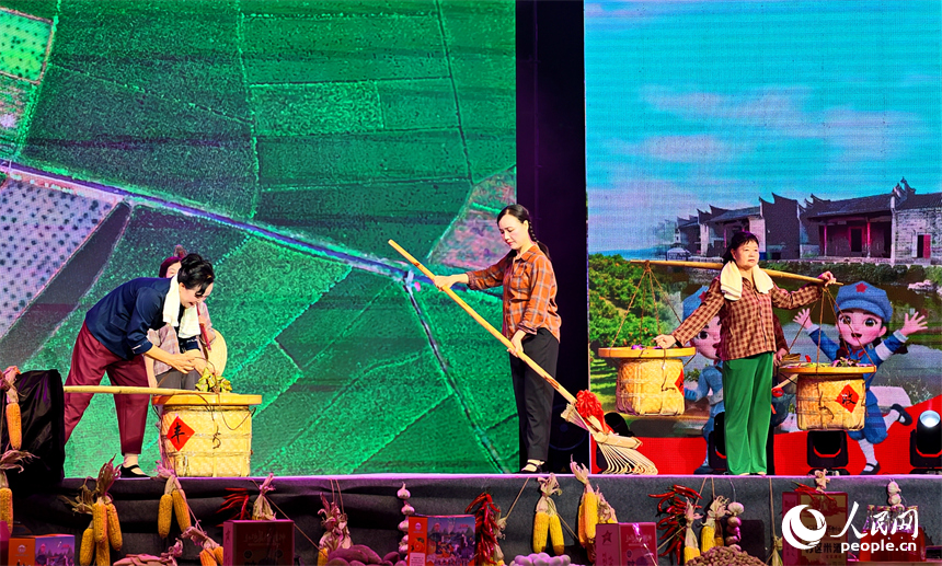 “村T”精彩上演，吸引众多线上线下的观众观看点赞。人民网记者 朱海鹏摄