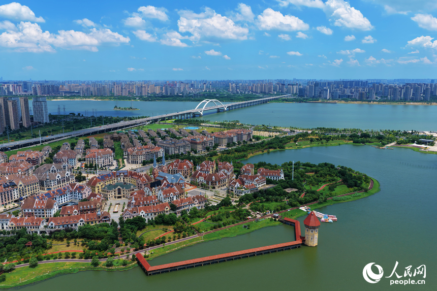 南昌市紅谷灘區九龍湖公園，藍天碧水、城景交融，生態畫卷躍然眼前。人民網記者 毛思遠攝