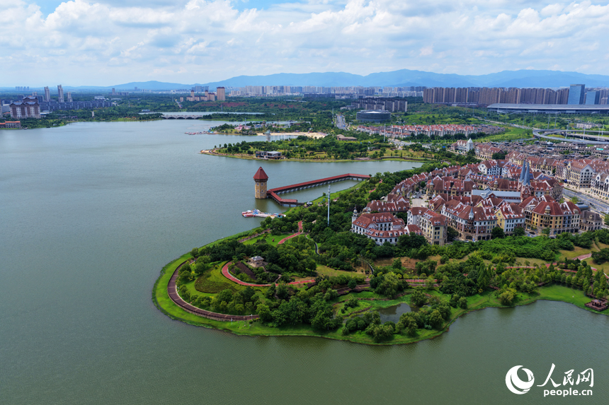 南昌市紅谷灘區九龍湖公園，藍天碧水、城景交融，生態畫卷躍然眼前。人民網記者 毛思遠攝