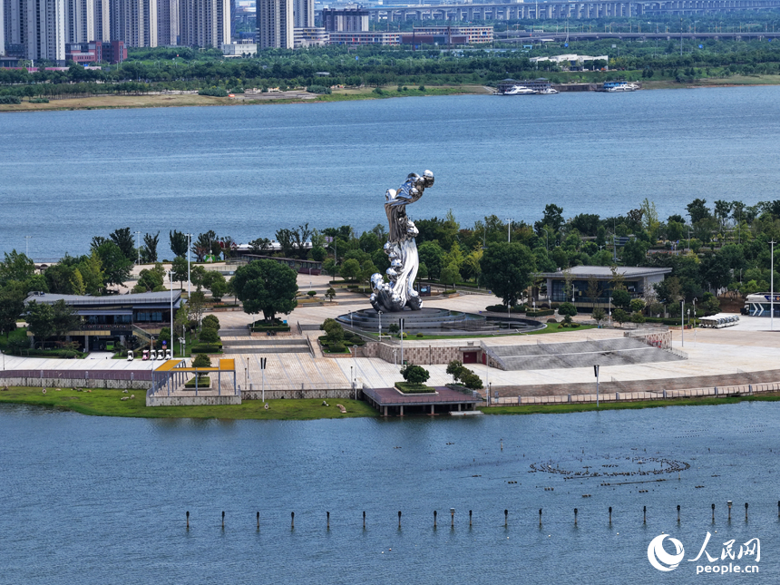 南昌市红谷滩区九龙湖公园，蓝天碧水、城景交融，生态画卷跃然眼前。人民网记者 毛思远摄