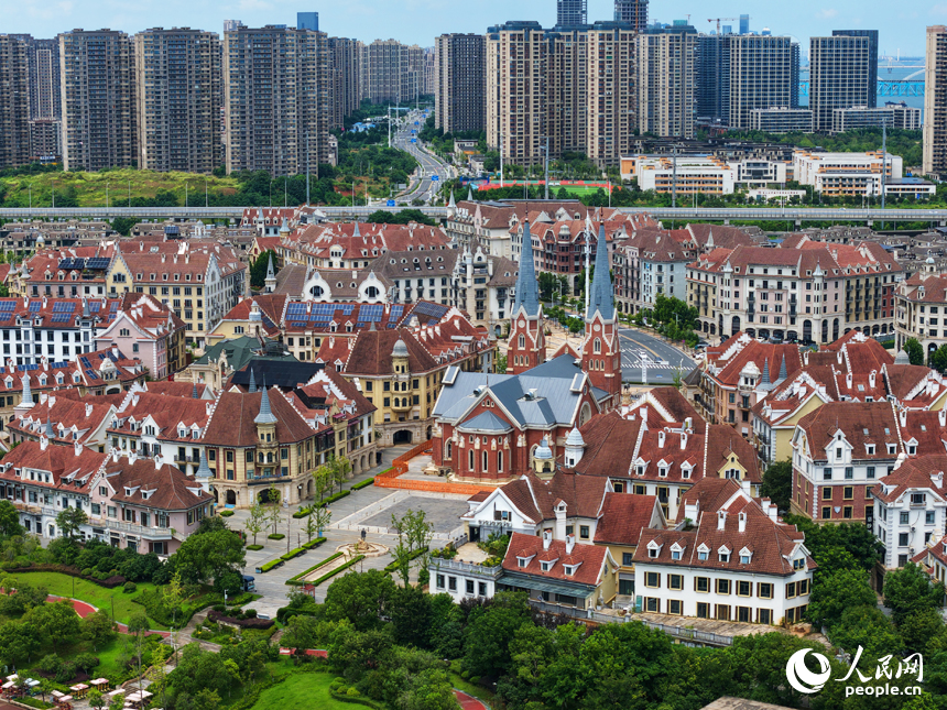 南昌市红谷滩区九龙湖公园，城景交融，生态画卷跃然眼前。人民网记者 毛思远摄