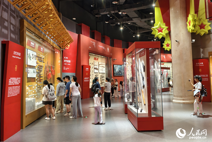 南昌军事主题公园轻武器馆内迎来全国各地的游客。人民网记者 时雨摄