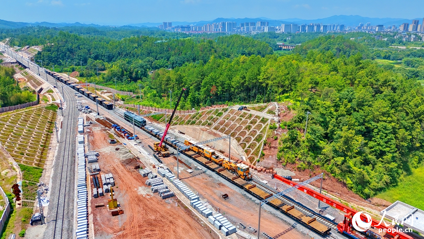 瑞梅鐵路會昌站施工現場，工人在有序推進站房工程項目和配套設施安裝。人民網記者 朱海鵬攝