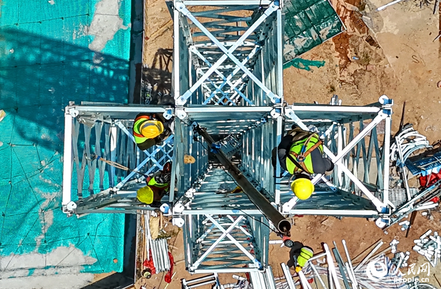 瑞梅铁路会昌站施工现场，工人在有序推进站房工程项目和配套设施安装。人民网记者 朱海鹏摄